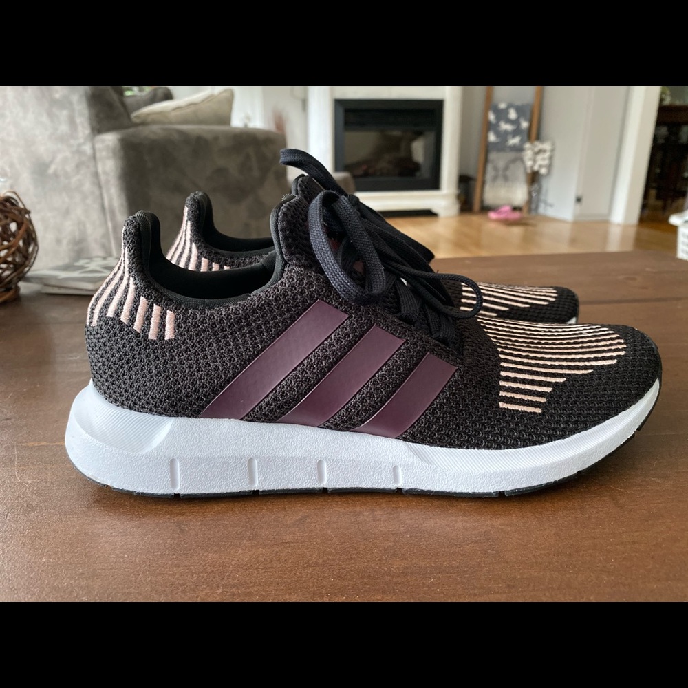New with tags Women’s Adidas Swift Sneakers Size 8